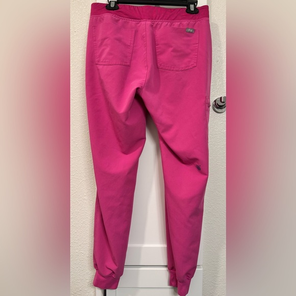 FIGS Electric Orchid Scrub Set — Catarina Top + Zamora Joggers (Medium) - Picture 2 of 10